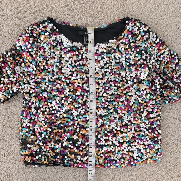 H&M XS sequin crop top, short sleeves, round neck, excellent condition. - Picture 8 of 8
